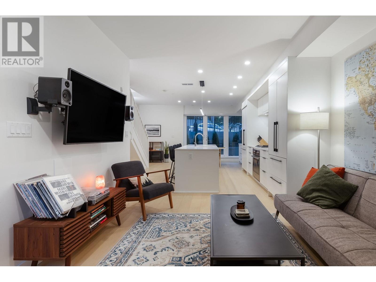 113 649 E 3rd Street, North Vancouver, British Columbia  V7L 1G6 - Photo 2 - R2825718