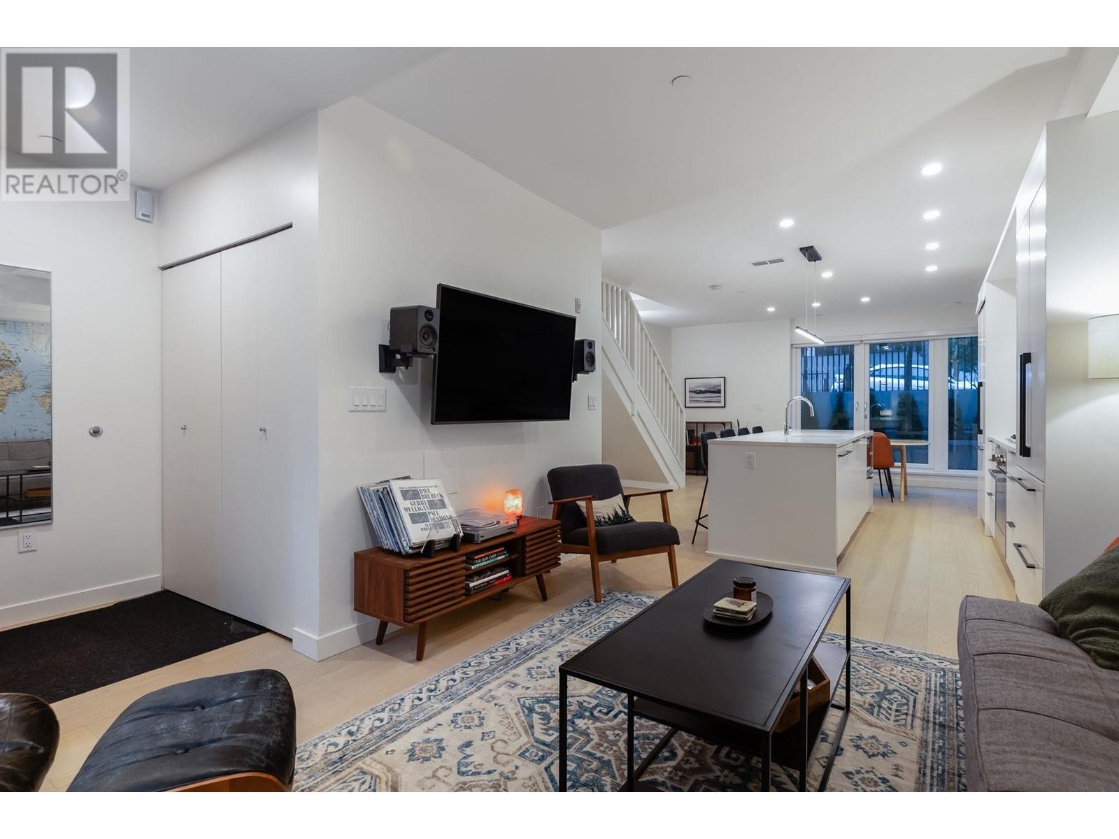 113 649 E 3rd Street, North Vancouver, British Columbia  V7L 1G6 - Photo 3 - R2825718