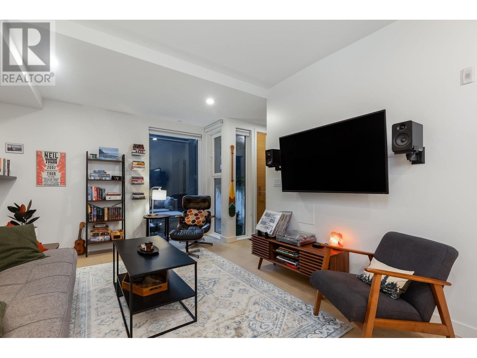 113 649 E 3rd Street, North Vancouver, British Columbia  V7L 1G6 - Photo 4 - R2825718