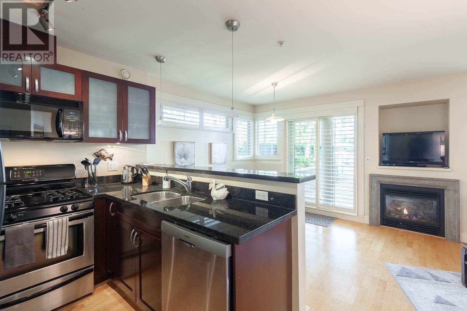 101 1586 W 11th Avenue, Vancouver, British Columbia  V6J 2B6 - Photo 1 - R2826753