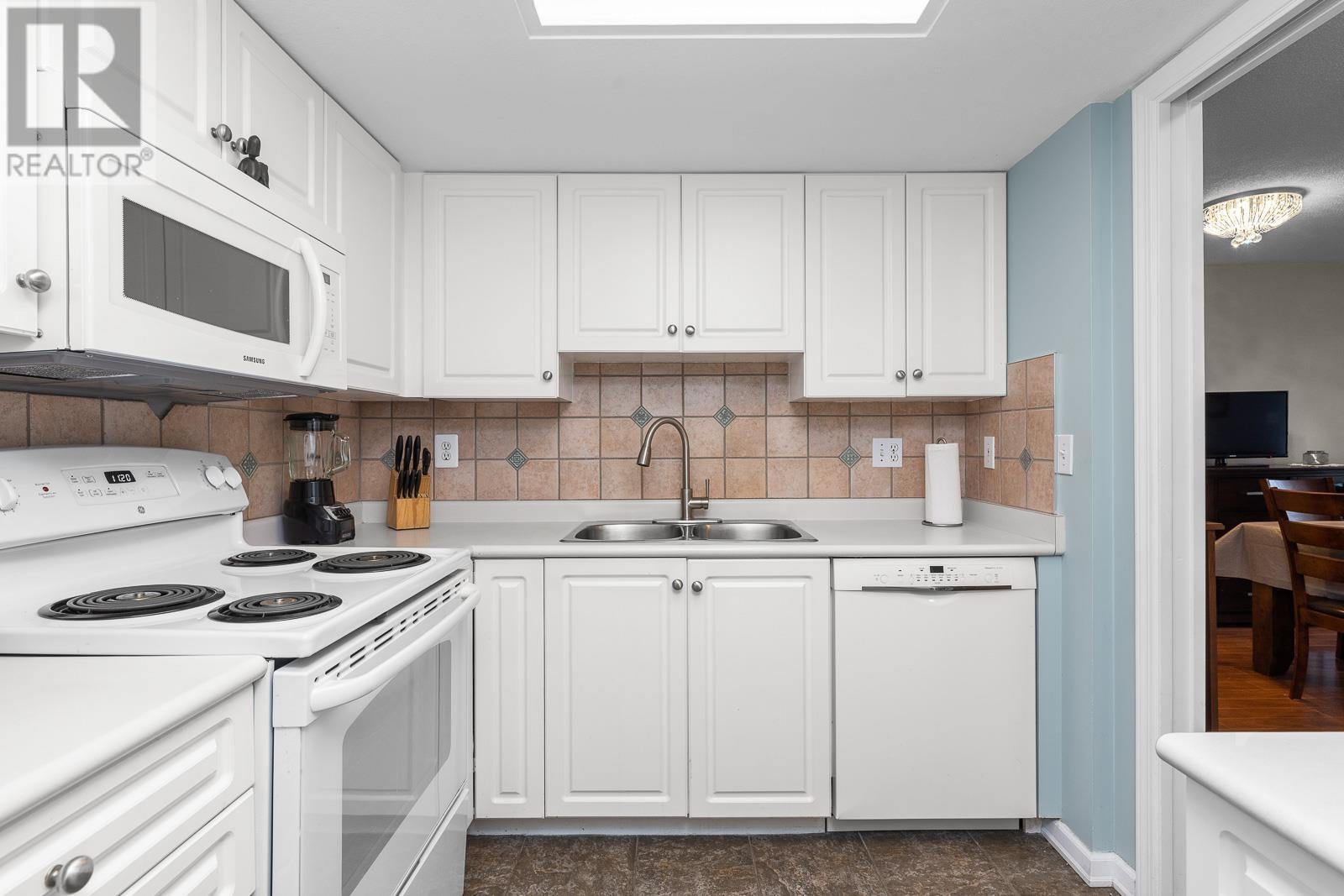 201 200 Newport Drive, Port Moody, British Columbia  V3H 5B7 - Photo 2 - R2825208