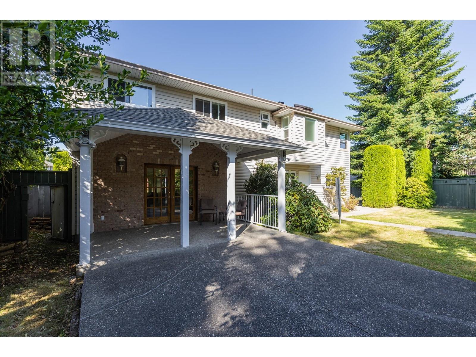 855 Oceanmount Boulevard, Gibsons, British Columbia  V0N 1V8 - Photo 2 - R2824510