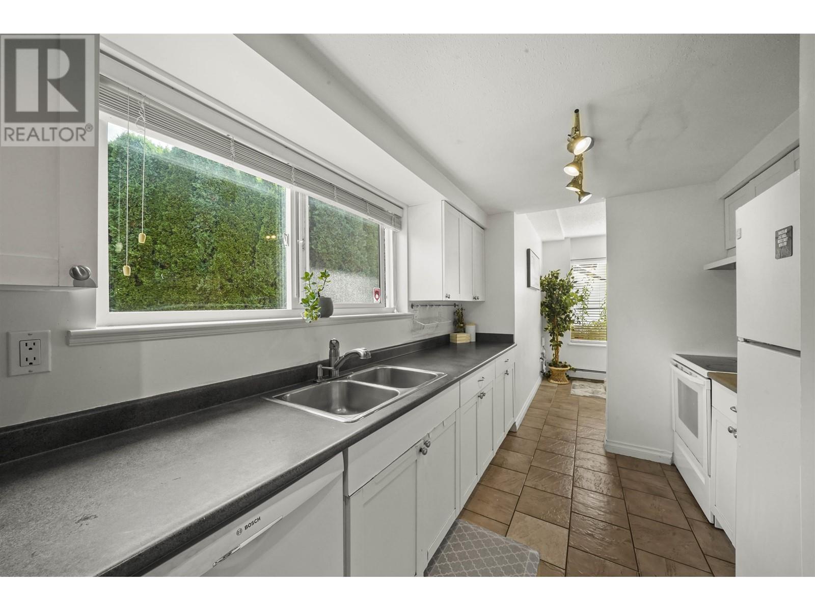 12071 Mcintyre Court, Maple Ridge, British Columbia  V2X 8M8 - Photo 13 - R2827233