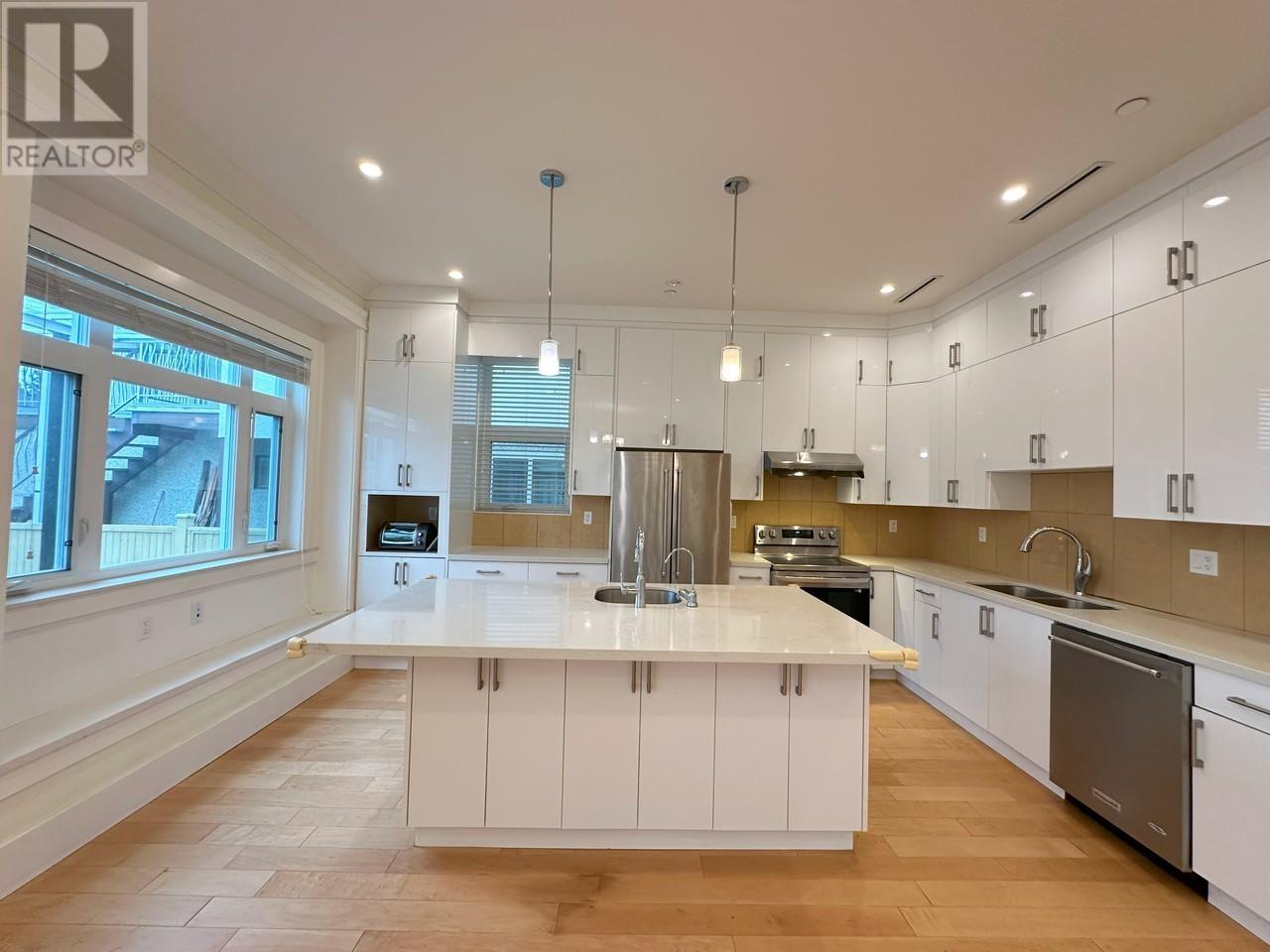 18xx 50th Ave Vancouver, Vancouver, British Columbia  V5P 1V1 - Photo 2 - R2827216