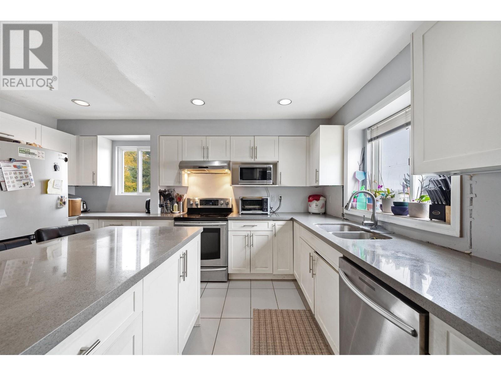 3298 E 2nd Avenue, Vancouver, British Columbia  V5M 1G3 - Photo 2 - R2825931