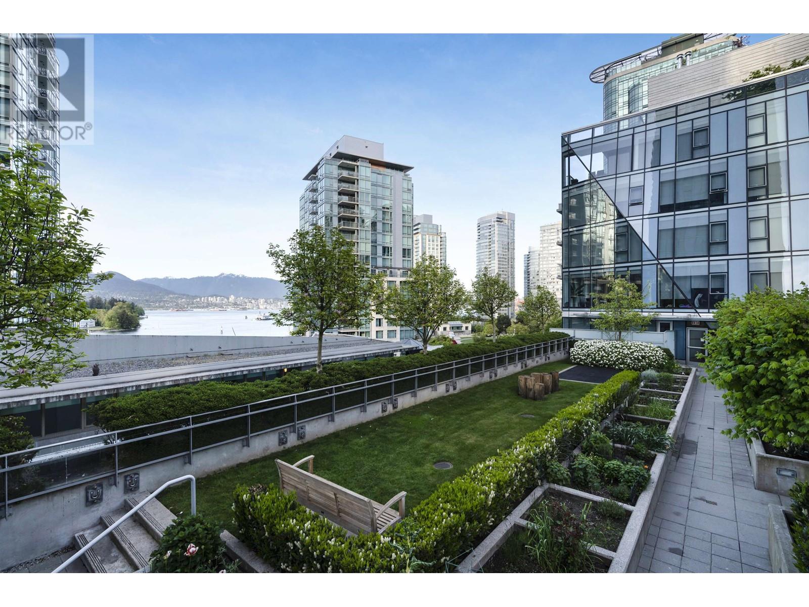 402 1477 W Pender Street, Vancouver, British Columbia  V6G 2S3 - Photo 1 - R2827326