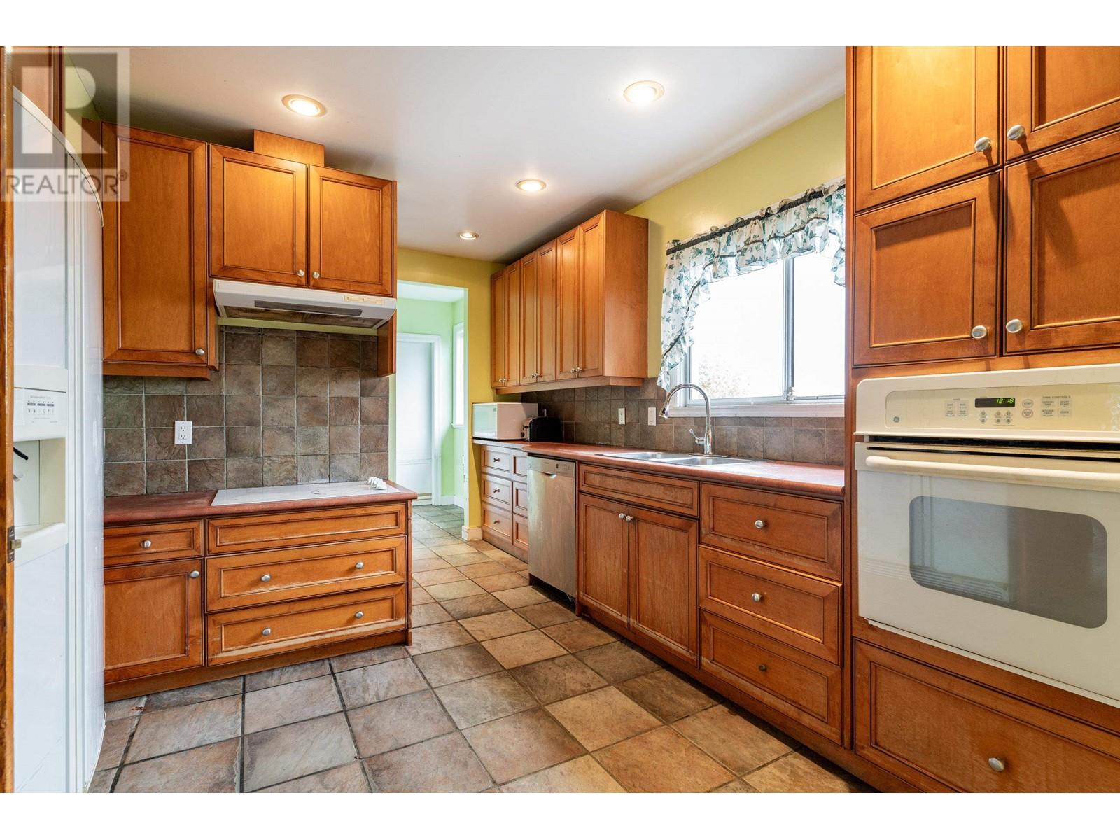 1522 Nanaimo Street, New Westminster, British Columbia  V3M 2G4 - Photo 13 - R2827261