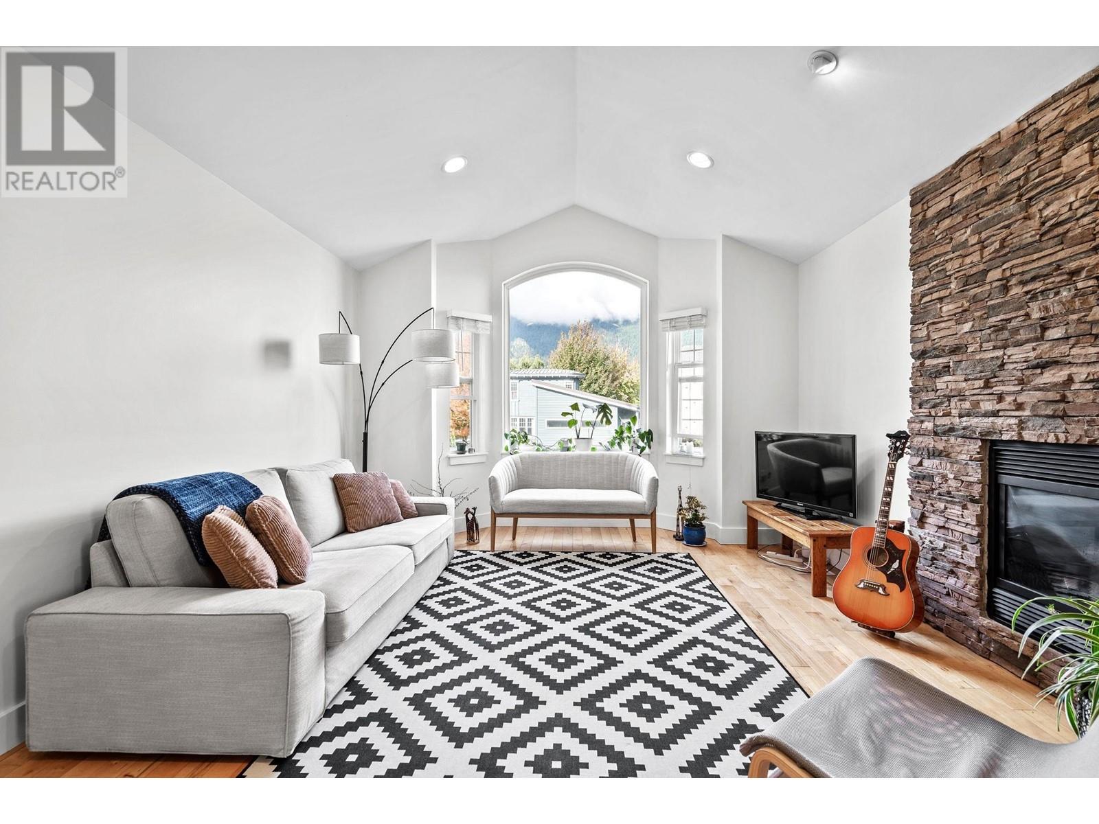 38106 Fourth Avenue, Squamish, British Columbia  V8B 0A9 - Photo 5 - R2827285