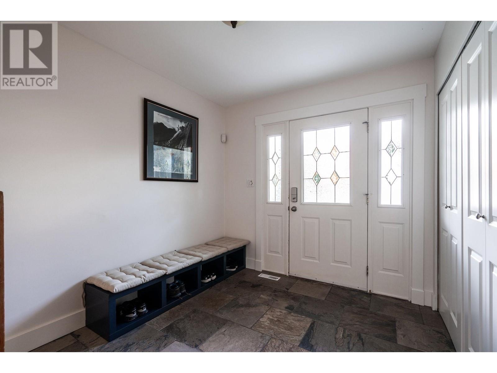 38106 Fourth Avenue, Squamish, British Columbia  V8B 0A9 - Photo 3 - R2827285