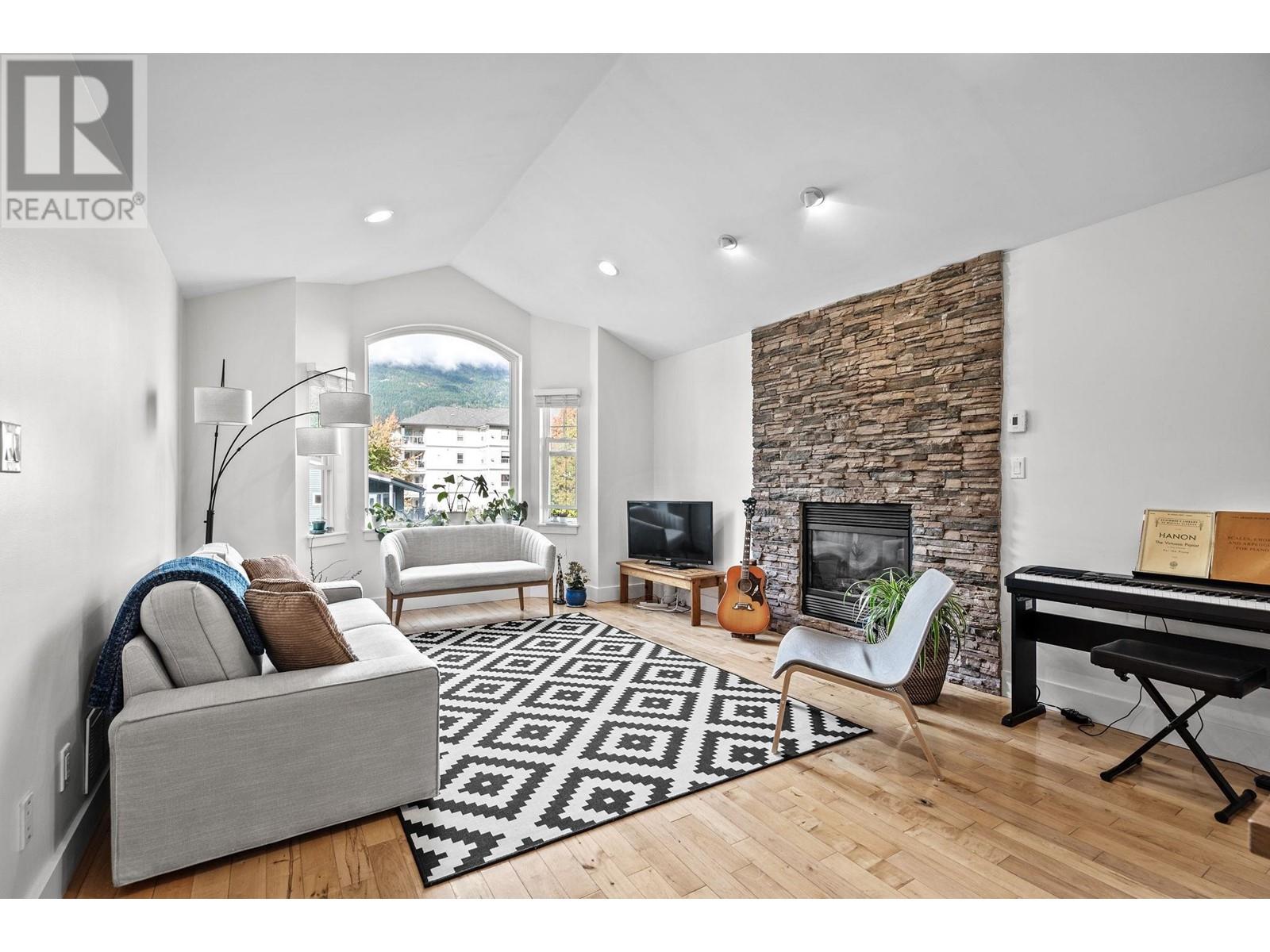 38106 Fourth Avenue, Squamish, British Columbia  V8B 0A9 - Photo 4 - R2827285