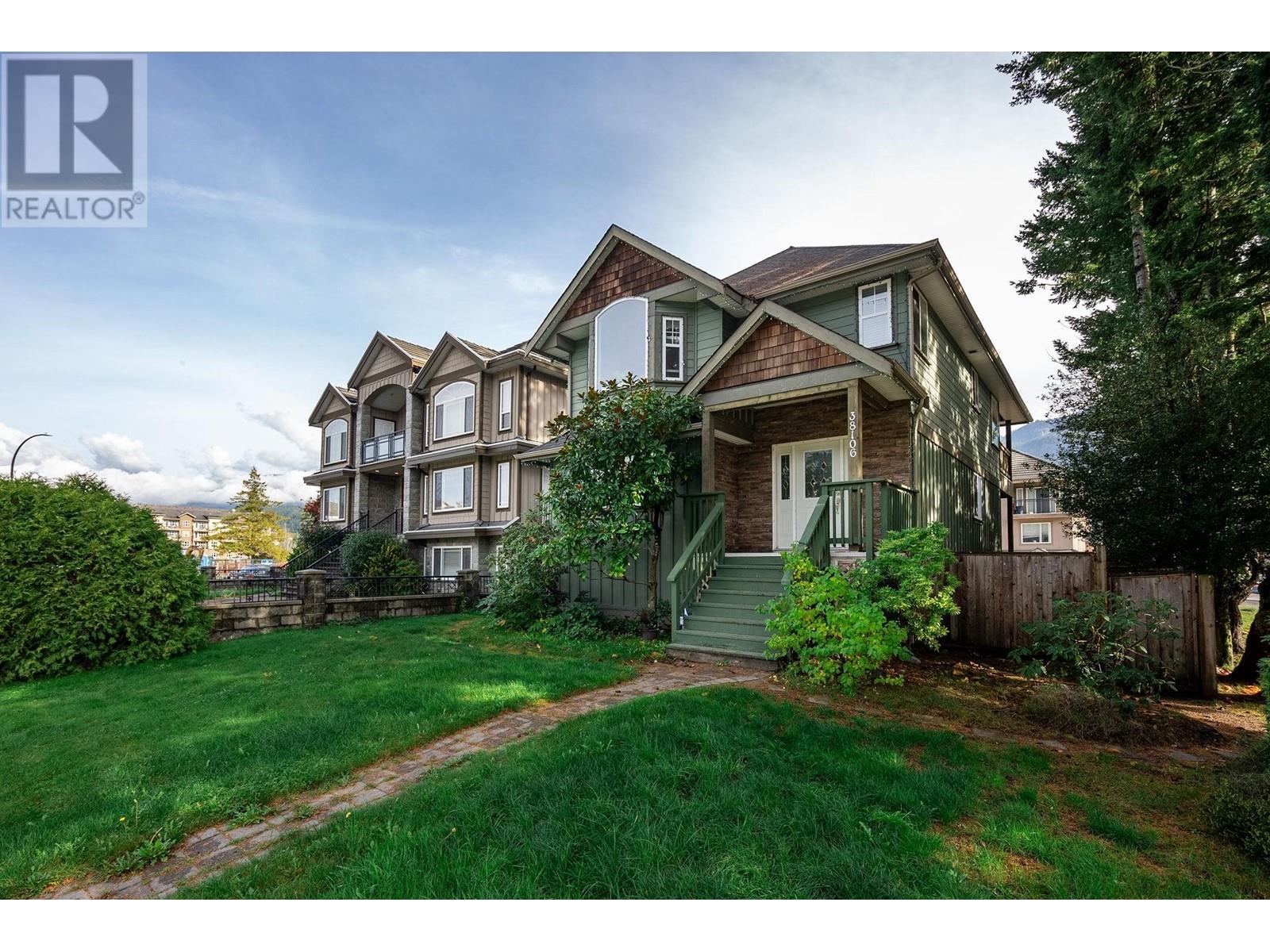 38106 Fourth Avenue, Squamish, British Columbia  V8B 0A9 - Photo 2 - R2827285