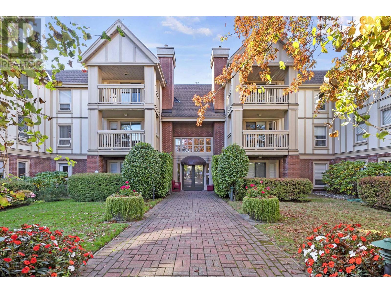 306 843 22nd Street, West Vancouver, British Columbia  V7V 4C1 - Photo 1 - R2827347