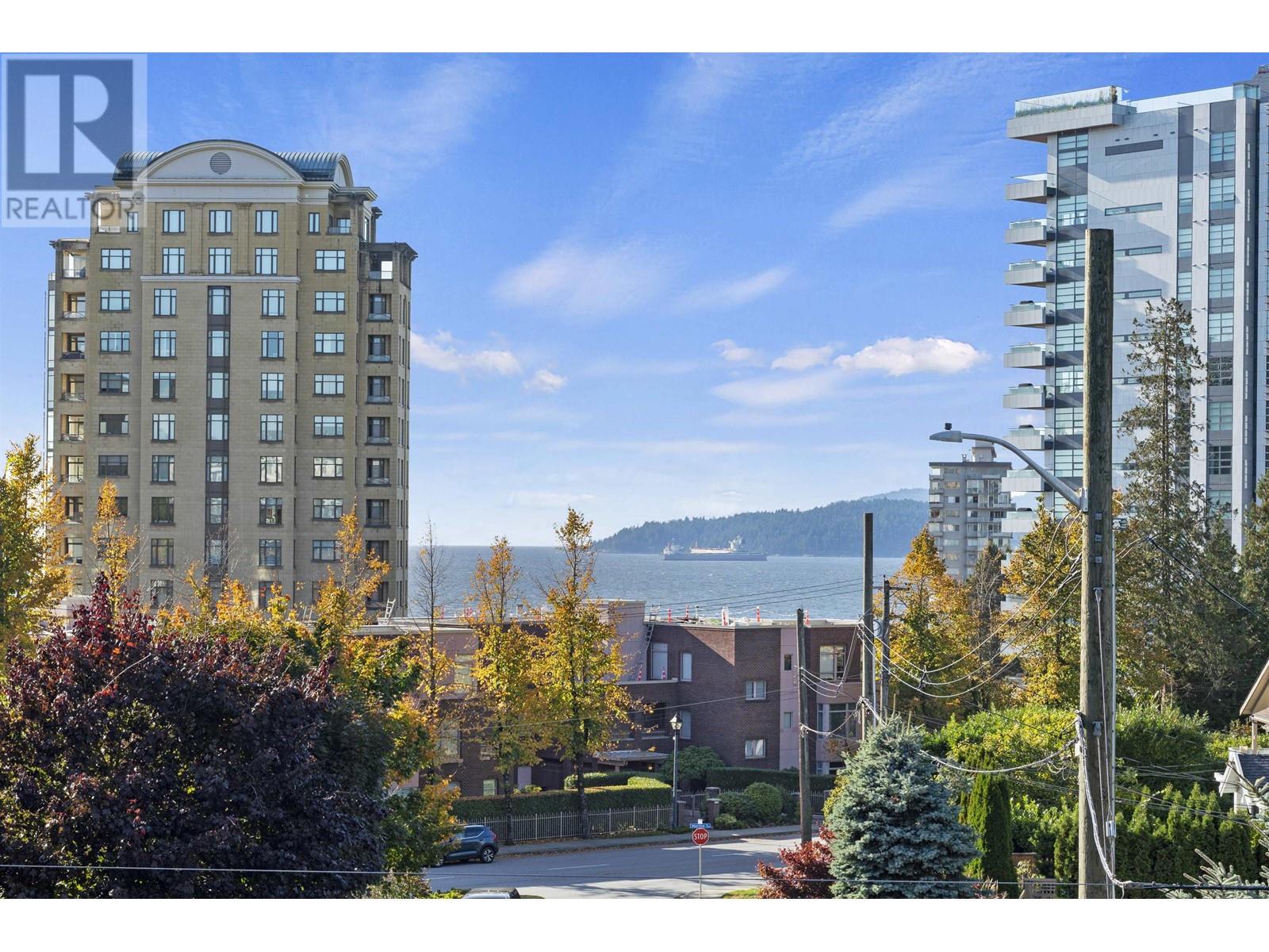 306 843 22nd Street, West Vancouver, British Columbia  V7V 4C1 - Photo 3 - R2827347