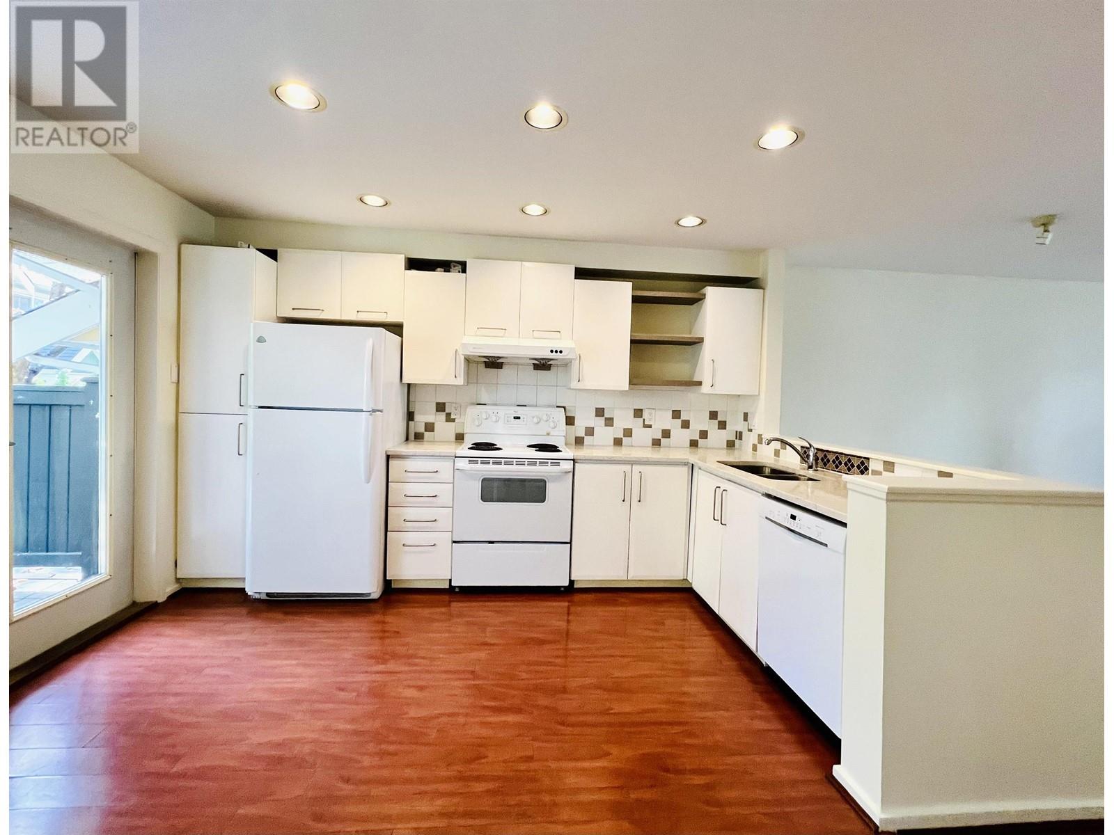 7468 Magnolia Terrace, Burnaby, British Columbia  V5E 4L1 - Photo 3 - R2827364