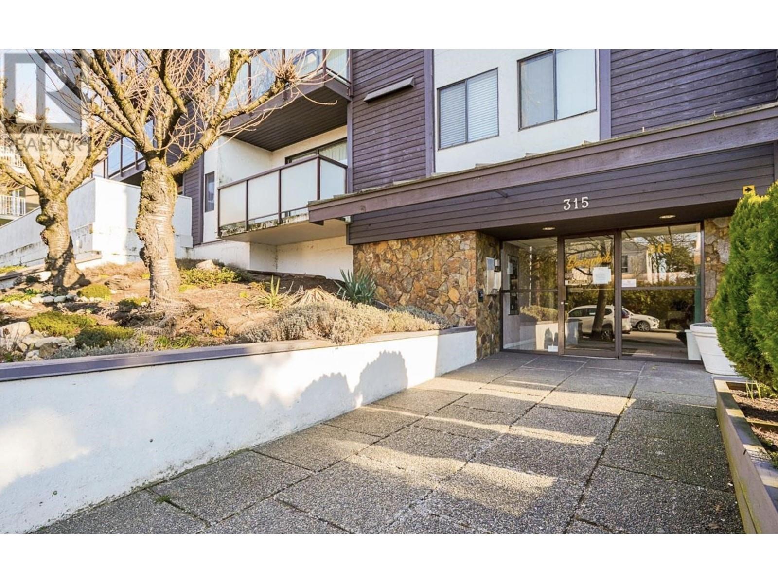 203 315 Tenth Street, New Westminster, British Columbia  V3M 3Y2 - Photo 2 - R2827050