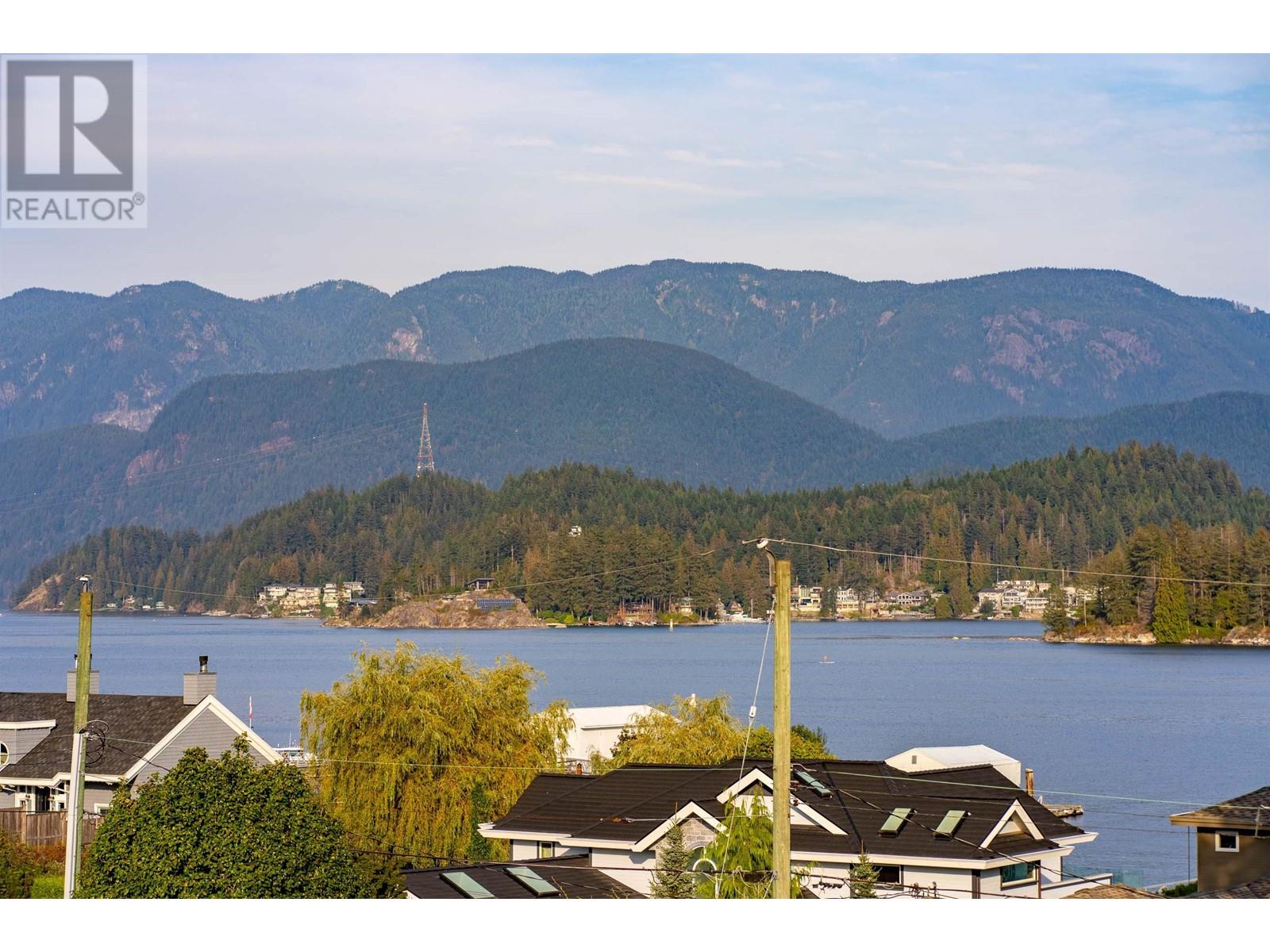 552 Beachview Drive, North Vancouver, British Columbia  V7G 1P9 - Photo 1 - R2827197