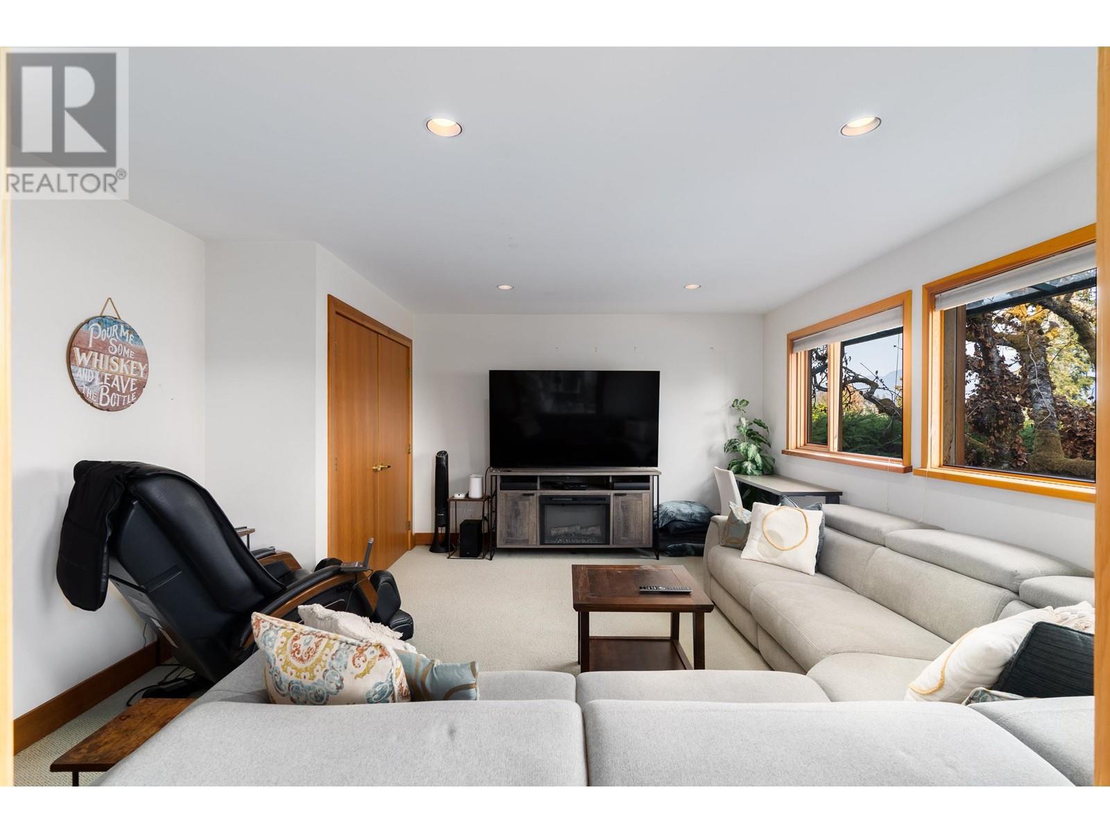 552 Beachview Drive, North Vancouver, British Columbia  V7G 1P9 - Photo 11 - R2827197