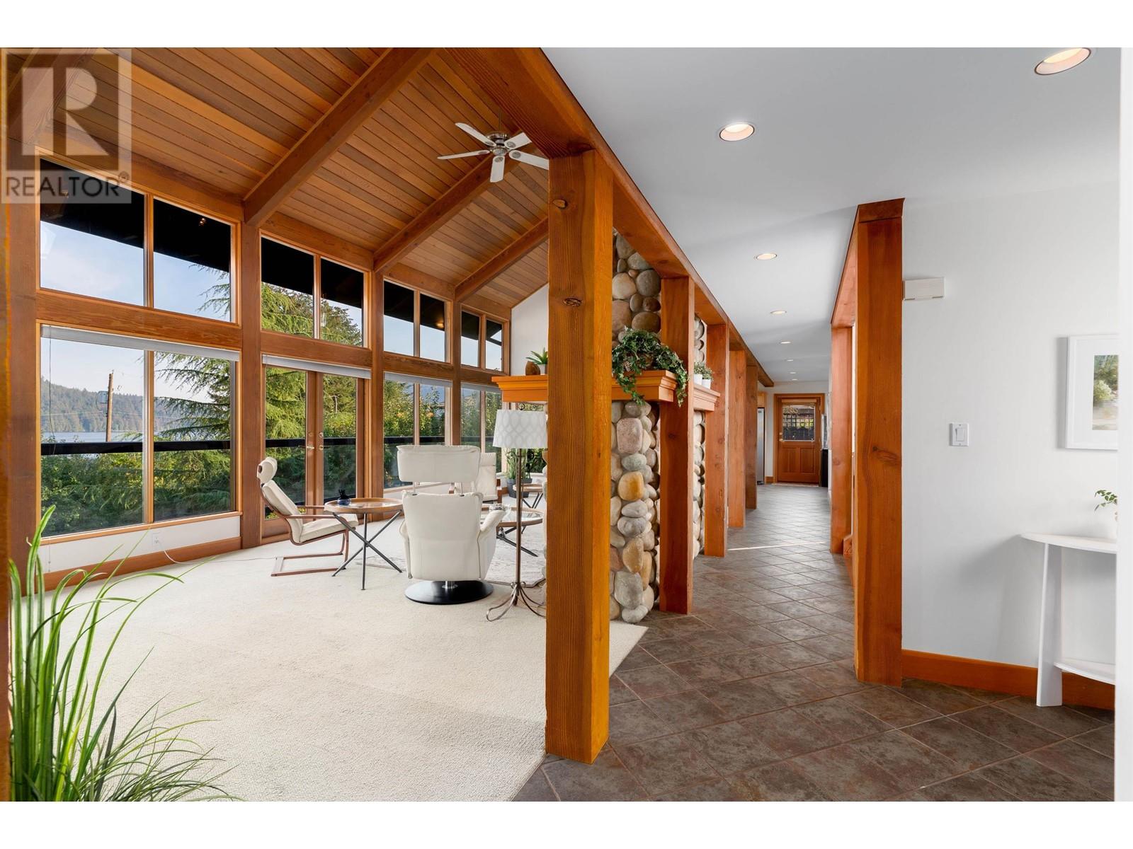 552 Beachview Drive, North Vancouver, British Columbia  V7G 1P9 - Photo 4 - R2827197
