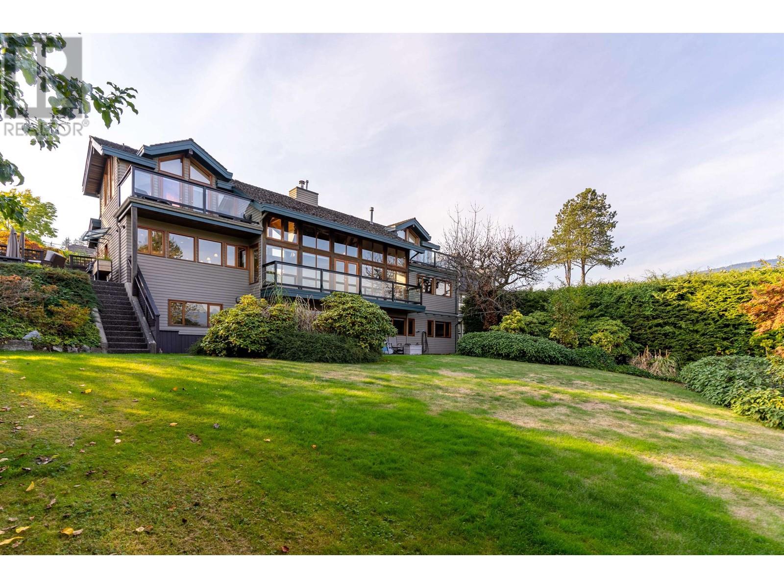 552 Beachview Drive, North Vancouver, British Columbia  V7G 1P9 - Photo 2 - R2827197