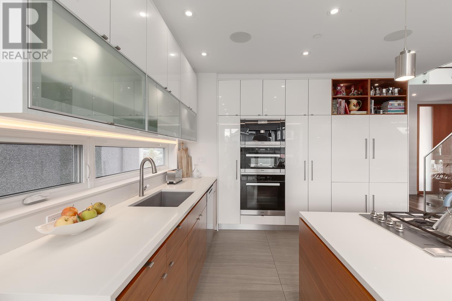 3524 Oxford Street, Vancouver, British Columbia  V5K 1P1 - Photo 11 - R2825521