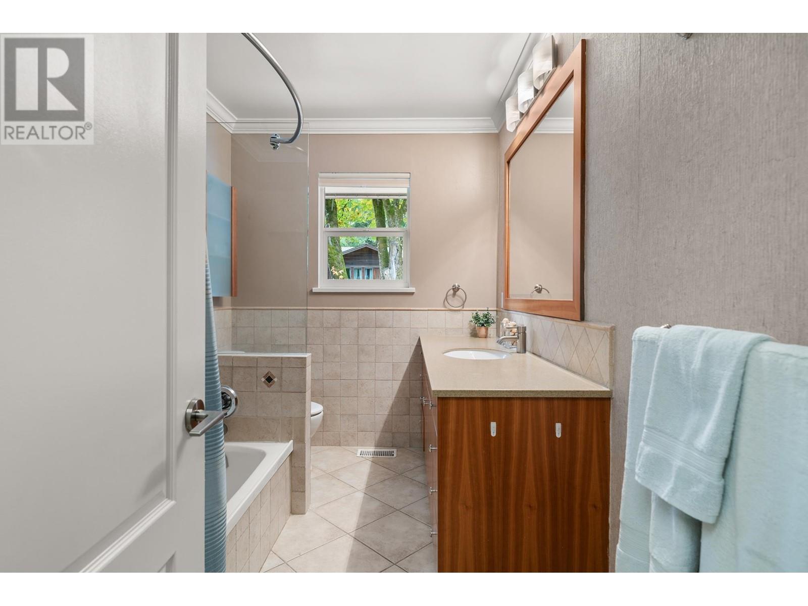 1177 Arborlynn Drive, North Vancouver, British Columbia  V7J 2V4 - Photo 18 - R2827434