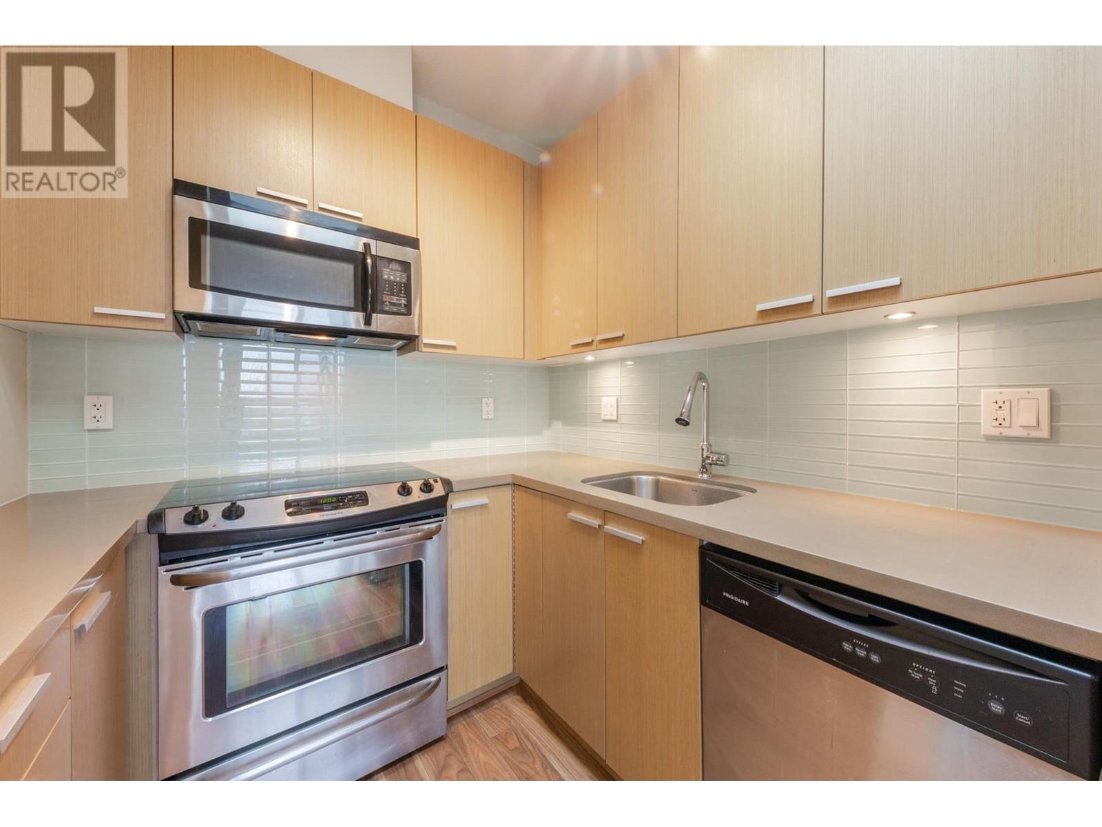 Ph8 5388 Grimmer Street, Burnaby, British Columbia  V5H 0B9 - Photo 2 - R2826495