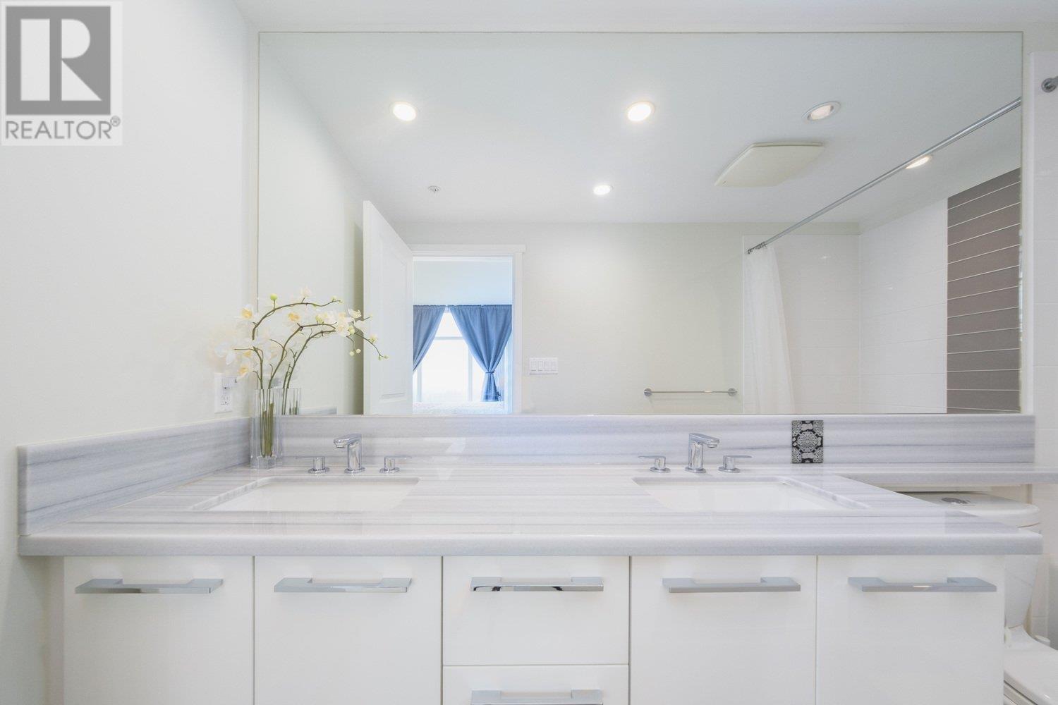 1801 3102 Windsor Gate, Coquitlam, British Columbia  V3B 0J3 - Photo 13 - R2827049