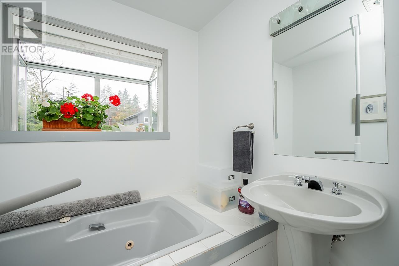 3225 Chrisdale Avenue, Burnaby, British Columbia  V5A 2Y1 - Photo 18 - R2827254