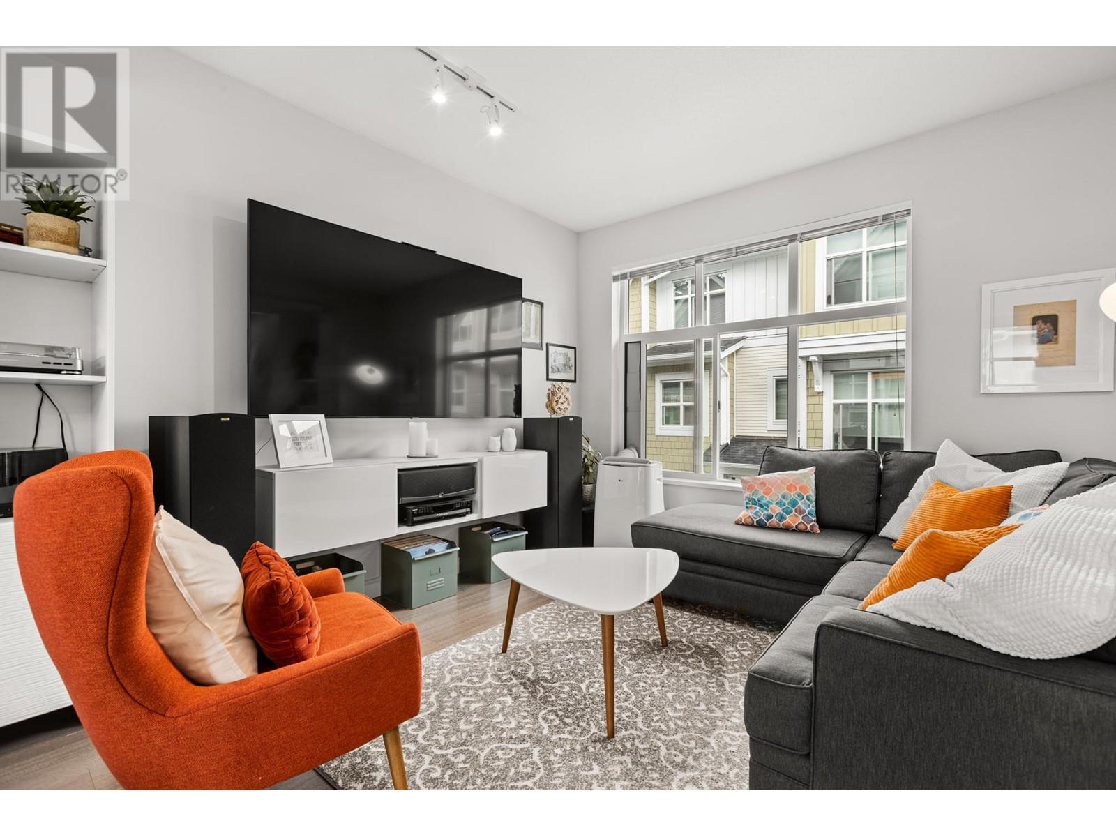 1704 11295 Pazarena Place, Maple Ridge, British Columbia  V2X 4K9 - Photo 3 - R2813536