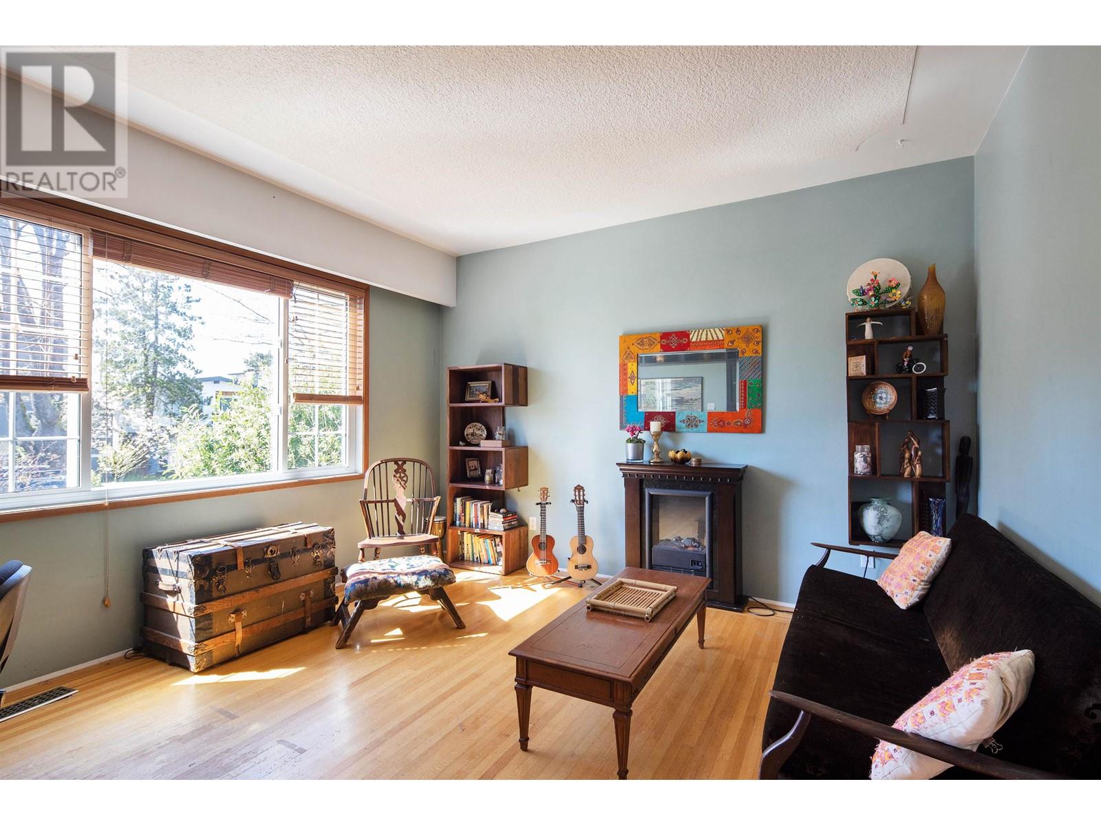 5828 Sophia Street, Vancouver, British Columbia  V5W 2W4 - Photo 2 - R2827588