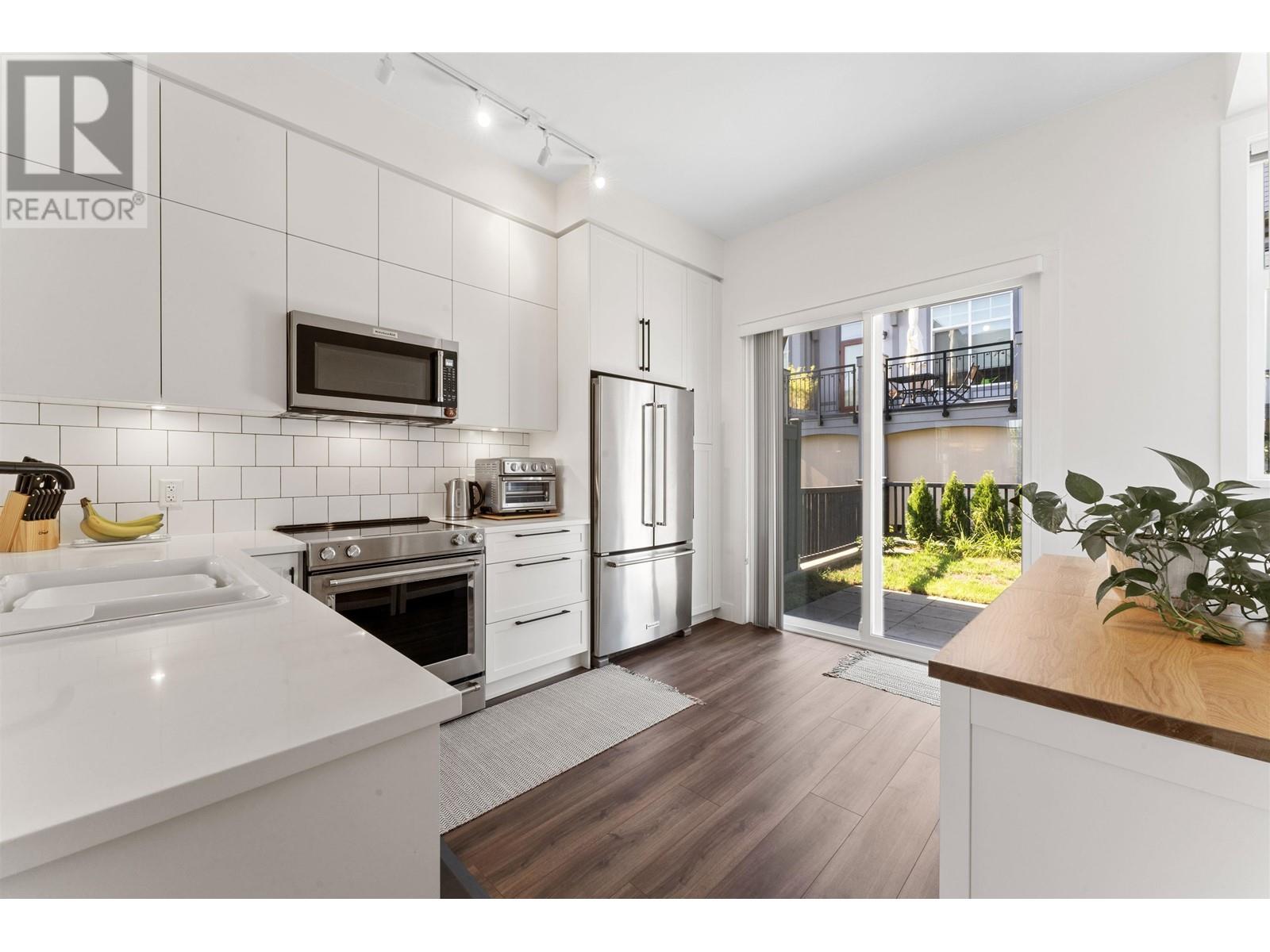 99 3552 Victoria Drive, Coquitlam, British Columbia  V3C 3V4 - Photo 3 - R2827549