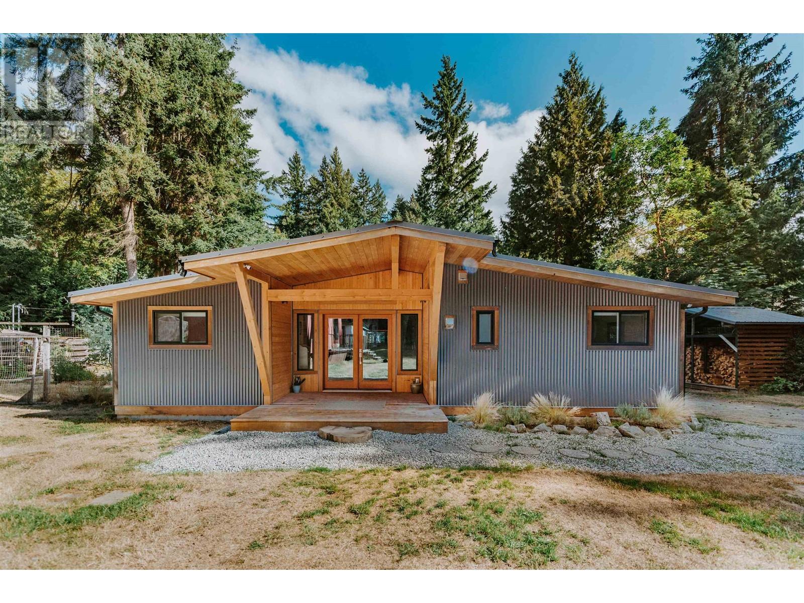 7999 Northwood Road, Halfmoon Bay, British Columbia  V7Z 1C8 - Photo 2 - R2809620