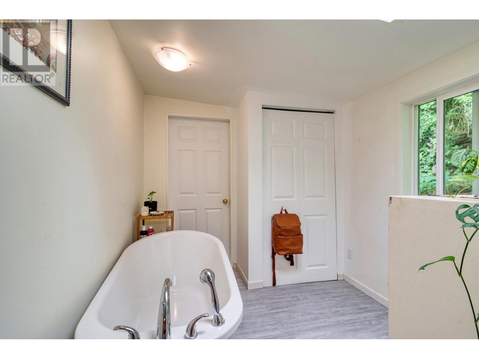 672 Gower Point Road, Gibsons, British Columbia  V0N 1V8 - Photo 18 - R2826981