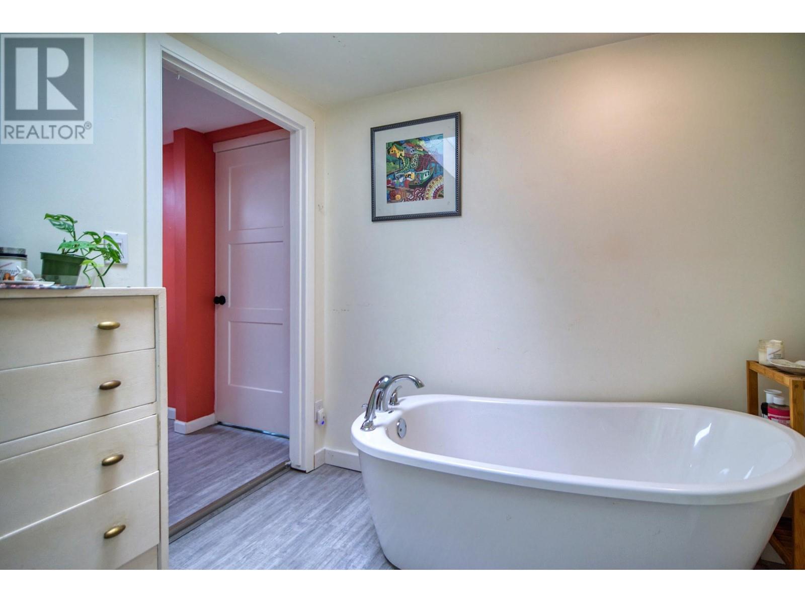 672 Gower Point Road, Gibsons, British Columbia  V0N 1V8 - Photo 19 - R2826981