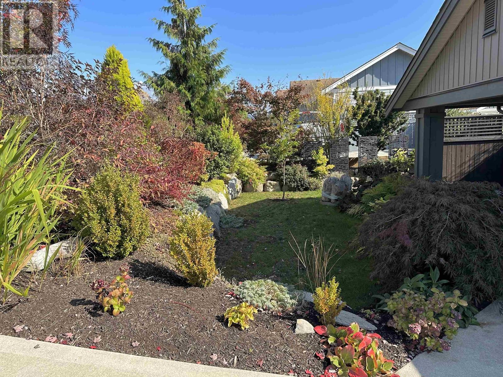 6251 Oracle Road, Sechelt, British Columbia  V7Z 0N7 - Photo 3 - R2820865