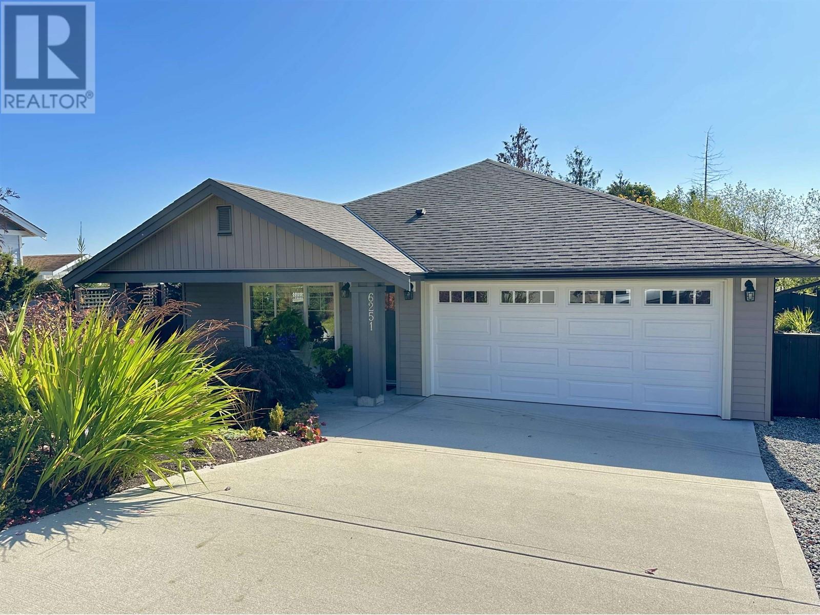 6251 Oracle Road, Sechelt, British Columbia  V7Z 0N7 - Photo 2 - R2820865