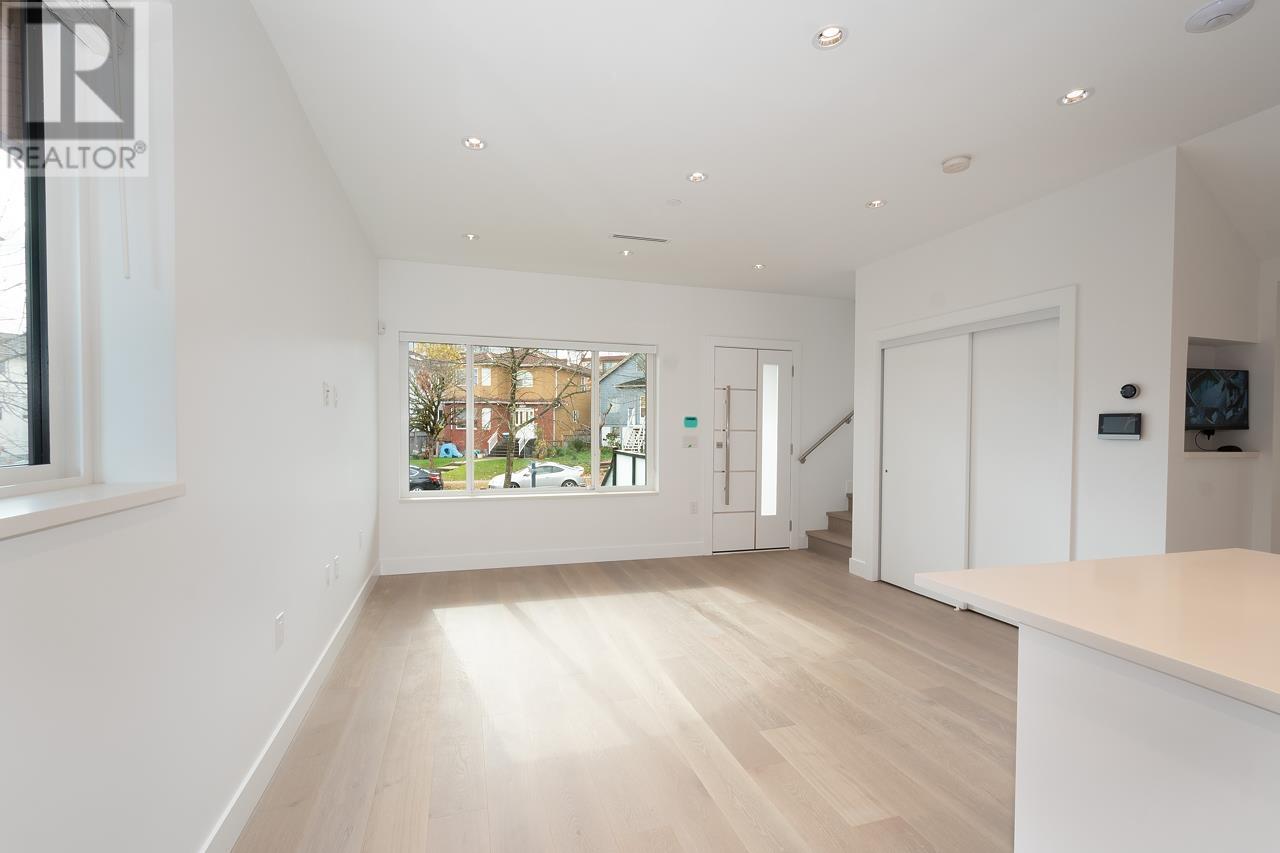 1 2119 E 29th Avenue, Vancouver, British Columbia  V5N 2Z2 - Photo 3 - R2825542