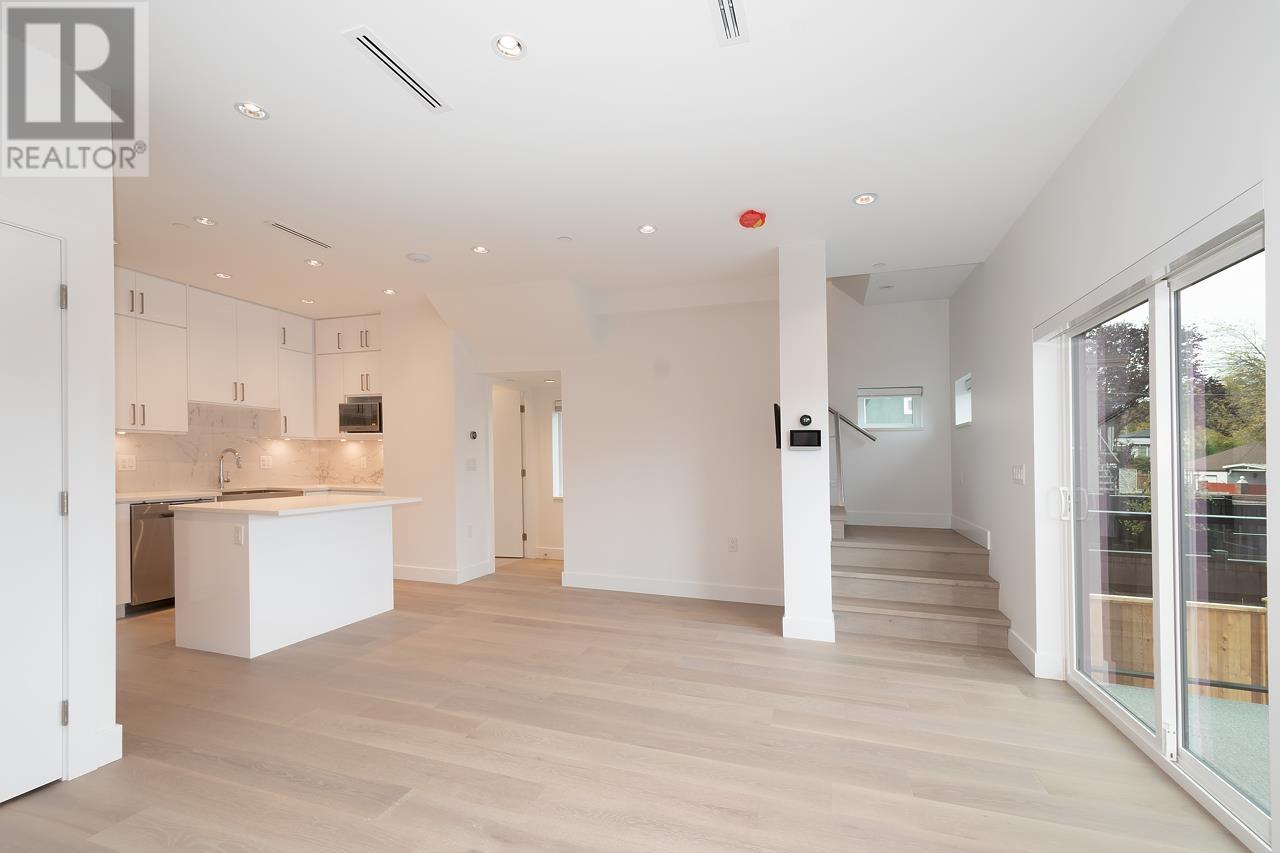 2 2119 E 29th Avenue, Vancouver, British Columbia  V5N 2Z2 - Photo 2 - R2825568