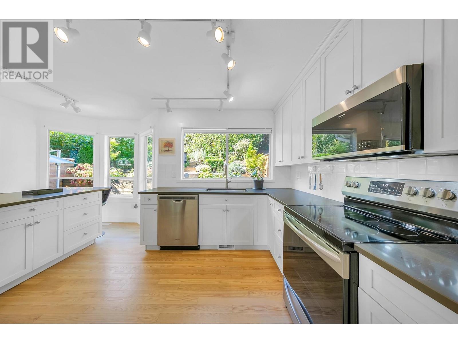 402 1176 Falcon Drive, Coquitlam, British Columbia  V3E 2N8 - Photo 10 - R2827735