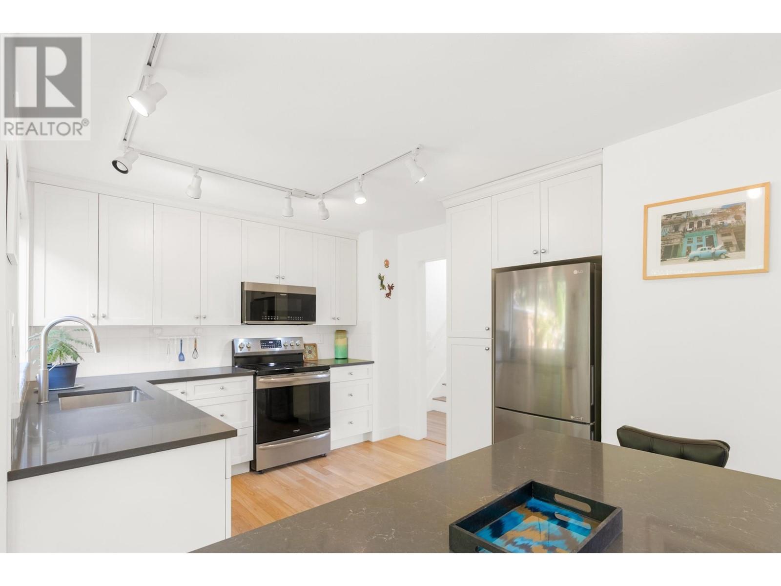402 1176 Falcon Drive, Coquitlam, British Columbia  V3E 2N8 - Photo 11 - R2827735