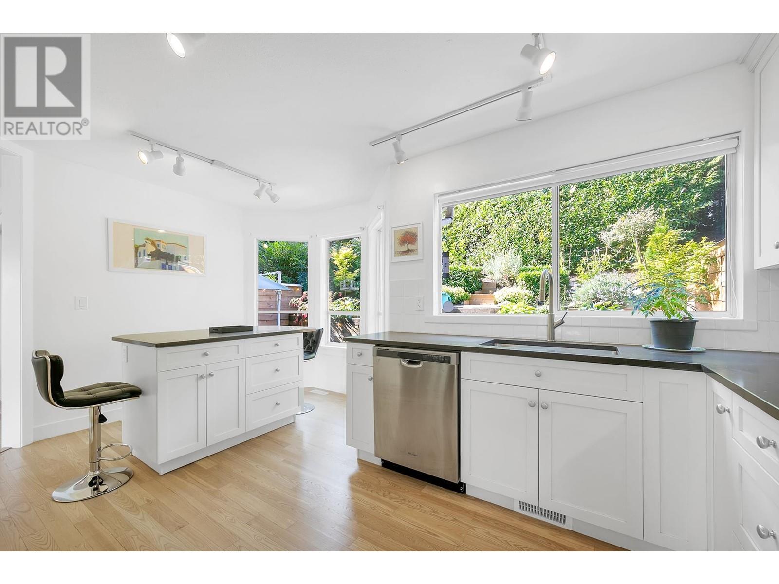 402 1176 Falcon Drive, Coquitlam, British Columbia  V3E 2N8 - Photo 13 - R2827735