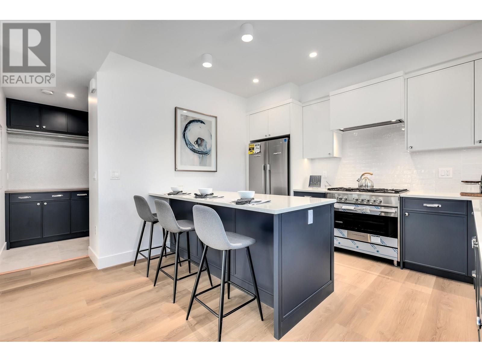 1 2796 Dundas Street, Vancouver, British Columbia  V5K 3Y6 - Photo 2 - R2811803