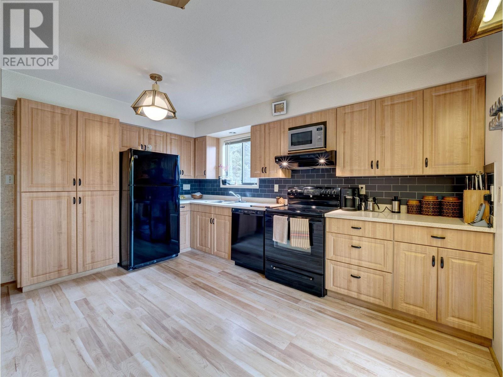 6315 Marmot Road, Sechelt, British Columbia  V7Z 0L2 - Photo 8 - R2808340