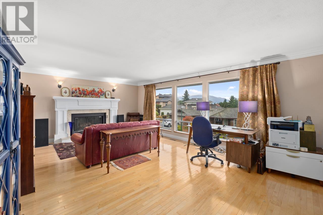 2750 Sylvan Place, Coquitlam, British Columbia  V3C 4Z3 - Photo 3 - R2827894