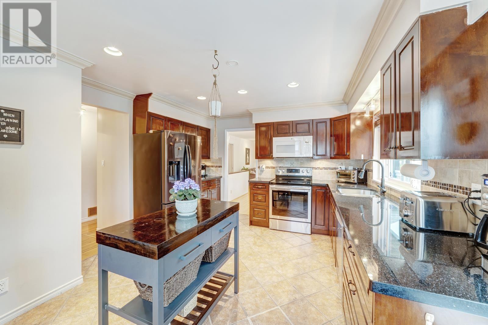 5240 Ranger Avenue, North Vancouver, British Columbia  V7R 3M6 - Photo 11 - R2827998