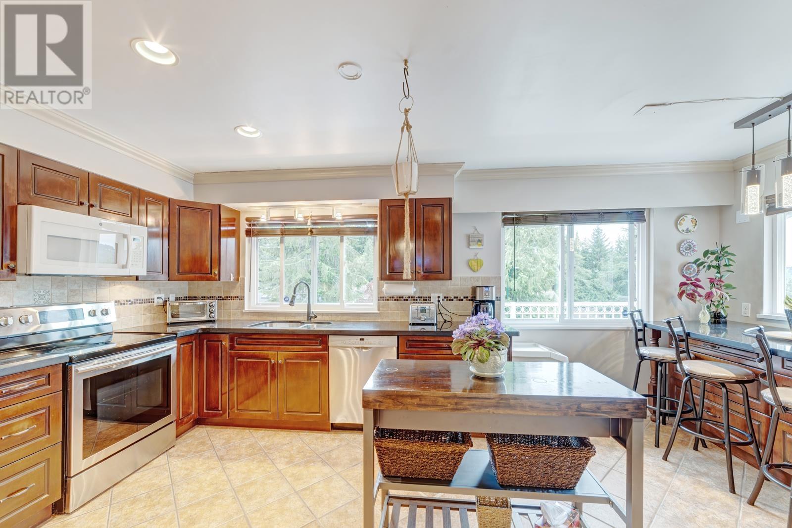 5240 Ranger Avenue, North Vancouver, British Columbia  V7R 3M6 - Photo 8 - R2827998