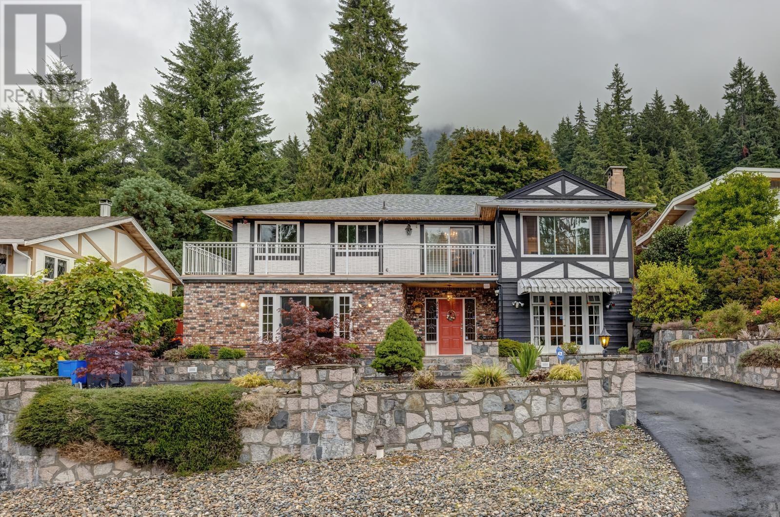 5240 Ranger Avenue, North Vancouver, British Columbia  V7R 3M6 - Photo 2 - R2827998