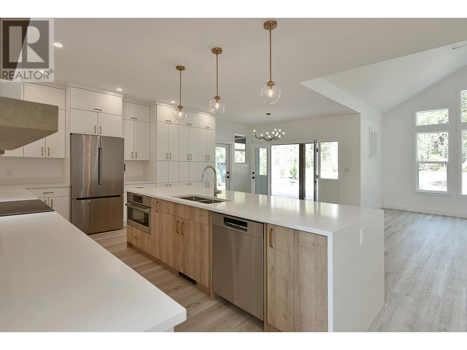 3008 Green Way, Roberts Creek, British Columbia  V0N 2W4 - Photo 1 - R2775591