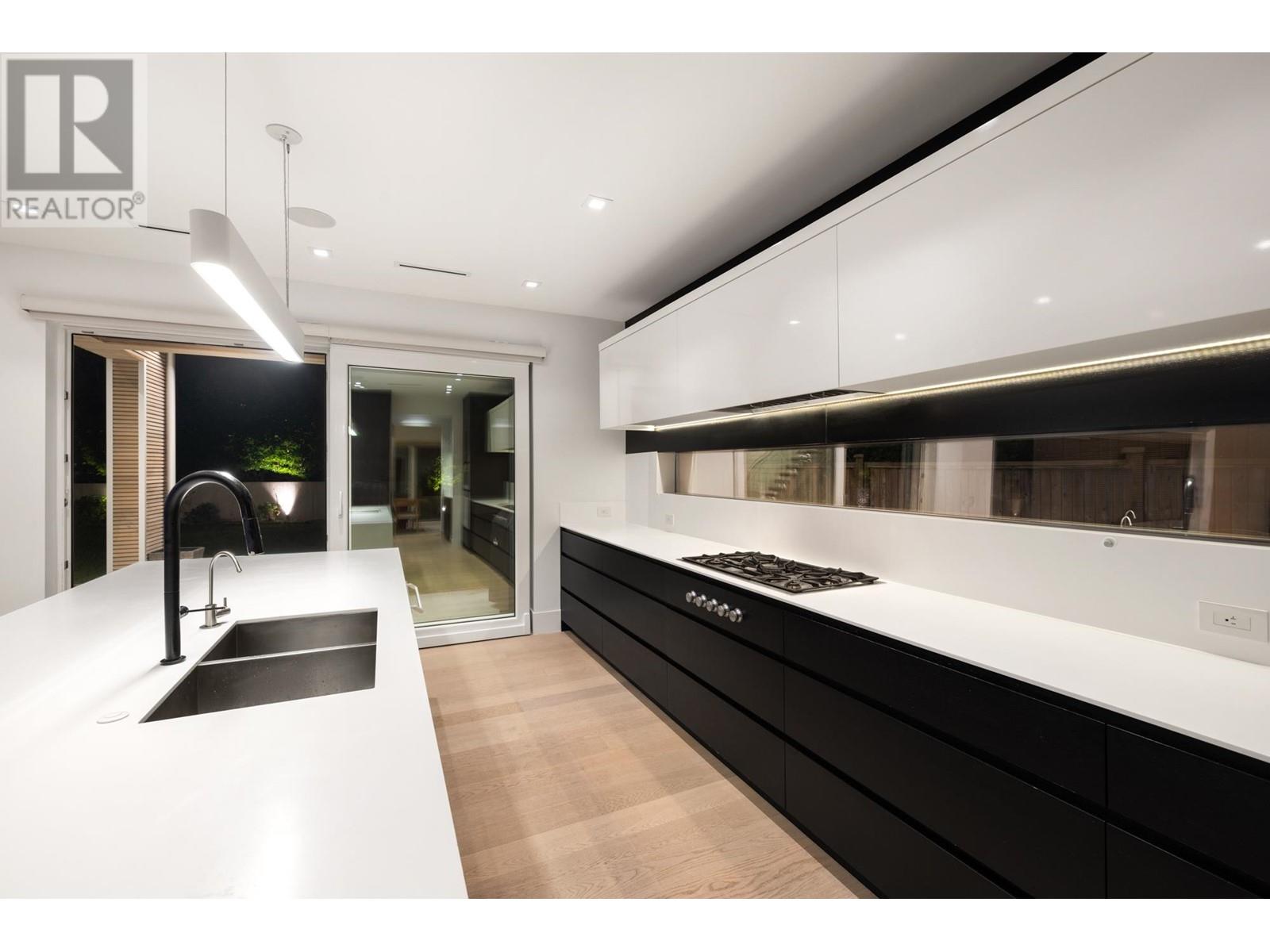 3908 Glenview Crescent, North Vancouver, British Columbia  V7R 3G3 - Photo 10 - R2824945