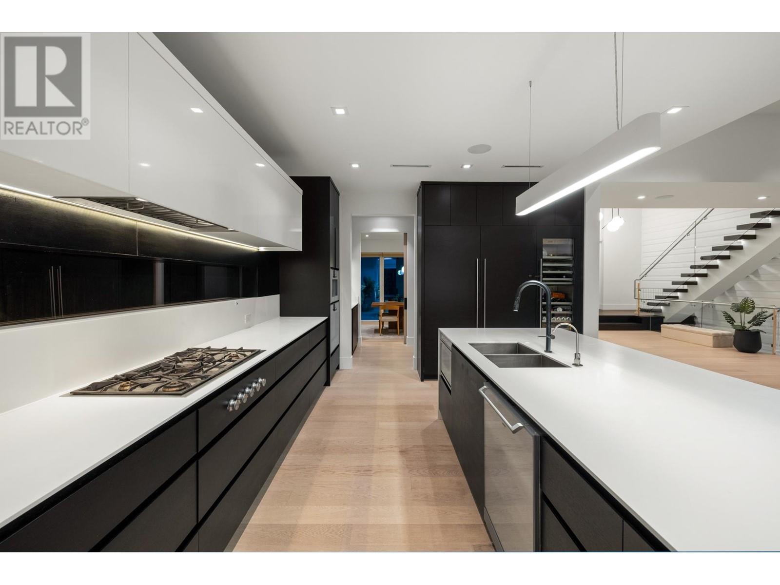 3908 Glenview Crescent, North Vancouver, British Columbia  V7R 3G3 - Photo 9 - R2824945